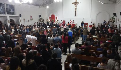 Asistentes a la Eucaristía para Confirmación de jóvenes