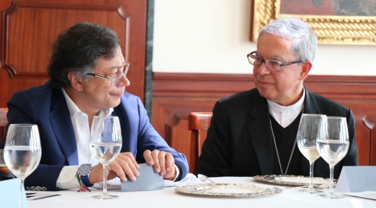 Mons. Luis José Rueda y Gustavo Petro 